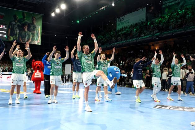 DEU, DHB, Cup, Fuechse Berlin vs THW Kiel, 18 12 2025, Max Schmeling Halle, Berlin, DEU, DHB, Cup, Fuechse Berlin vs THW Kiel, in the picture Fuechse players circle nordphotoxGmbHx xEngler nph00076