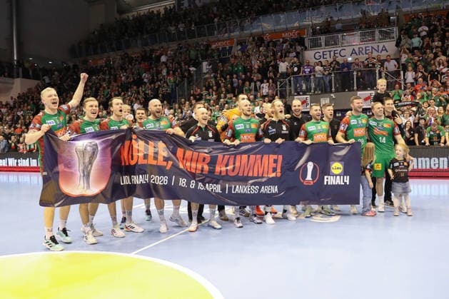 18 12 2025, xgox, Handball DHB Pokal quarterfinals SC Magdeburg SG Flensburg Handewitt emspor, v l Magdeburg cheering about the victory, cheering after the end of the game, Kölle, wir kommen Magdeburg