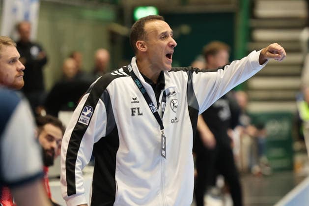 GER, 1 DHB Cup, quarter-final, Bergischer HC vs MT Melsungen, 18 12 2025, Unihalle, Wuppertal, GER, 1 DHB Cup, quarter-final, Bergischer HC vs MT Melsungen, , in the picture Roberto Garcia Headcoach MT Melsungen , gets very upset, gestures, facial expressions, emotions, dissatisfied disappointed dejected, nordphotoxGmBHx xMeuter nph00351