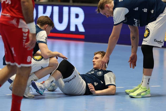 GER, 1 DHB Pokal, Quarterfinal, Bergischer HC vs MT Melsungen, 18 12 2025, Unihalle, Wuppertal, GER, 1 DHB Pokal, Quarterfinal, Bergischer HC vs MT Melsungen, , in the picture Noah Beyer BHC 2 , is injured pain injury, nordphotoxGmBHx xMeuter nph00351