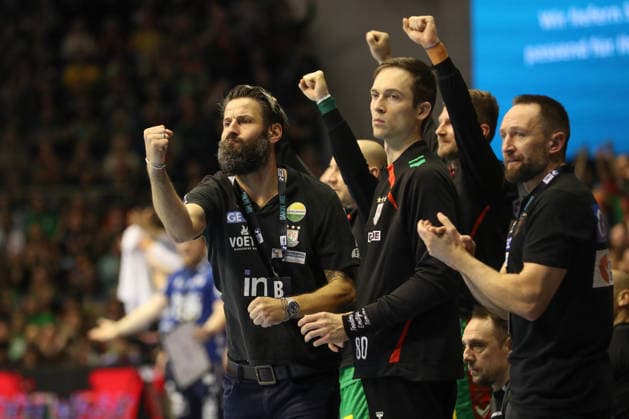 18 12 2025, xtgx, Handball, DHB Pokal Quarterfinal, SC Magdeburg SG Flensburg Handewitt v l Bennet Wiegert Magdeburg, Coach , Nikola Portner Magdeburg, 80 Jubel, Torjubel, jubelt ueber das Tor, celebrate the goal, celebration Magdeburg