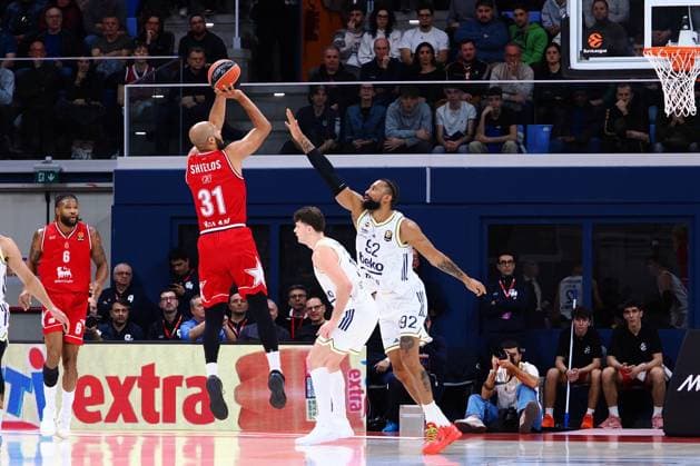 Shavon Shields (EA7 Emporio Armani Olimpia Milano) during EA7 Emporio Armani Milano vs Fenerbahce Istanbul, Basketball Euroleague match in Assago (MI), Italy, December 18 2025  Copyright: xSavinoxPaolella IPAxSportx xipa-agency.netx xx IPA_69289915 IPA_Agency_IPA69289915