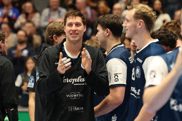 GER, 1 DHB Pokal, quarter-final, Bergischer HC vs MT Melsungen, 18 12 2025, Unihalle, Wuppertal, GER, 1 DHB Pokal, quarter-final, Bergischer HC vs MT Melsungen, , in the picture the team is happy about reaching the quarter-final nordphotoxGmBHx xMeuter nph00351