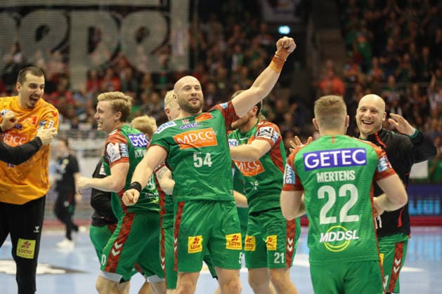 18 12 2025, xtgx, Handball, DHB Pokal Quarterfinal, SC Magdeburg SG Flensburg Handewitt v l Oscar Bergendahl Magdeburg, 54 Cheering about the victory, cheering after the end of the game Magdeburg