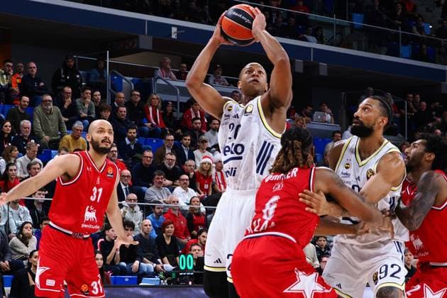 Devon Hall (Fenerbahce Beko Istanbul) during EA7 Emporio Armani Milano vs Fenerbahce Istanbul, Basketball Euroleague match in Assago (MI), Italy, December 18 2025  Copyright: xSavinoxPaolella IPAxSportx xipa-agency.netx xx IPA_69289947 IPA_Agency_IPA69289947