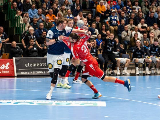 Gerdas Babarskas Bergischer HC, 14 in a duel against Olle Forsell Schefvert MT Melsungen, 25 Bergischer HC vs MT Melsungen, handball, DHB Cup, quarter-finals, 2025 2026 season, 18 12 2025 Bergischer HC vs MT Melsungen, handball, DHB Cup, quarter-finals, 2025 2026 season, 18 12 2025 Wuppertal Copyright: xEibner-Pressefoto DamianxKruczynx EP_DKI