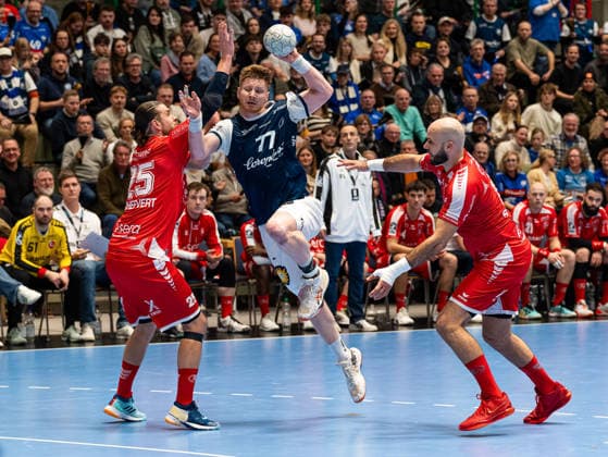 Johannes Wasielewski Bergischer HC, 77 in duel against Olle Forsell Schefvert MT Melsungen, 25 Bergischer HC vs MT Melsungen, handball, DHB Cup, quarter-finals, 2025 2026 season, 18 12 2025 Bergischer HC vs MT Melsungen, handball, DHB Cup, quarter-finals, 2025 2026 season, 18 12 2025 Wuppertal Copyright: xEibner-Pressefoto DamianxKruczynx EP_DKI