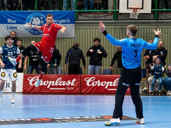 David Mandic MT Melsungen, 07 throwing a shot on goal against Christopher Rudeck Bergischer HC, 01 Bergischer HC vs MT Melsungen, Handball, DHB Cup, Quarter-final, Season 2025 2026, 18 12 2025 Bergischer HC vs MT Melsungen, Handball, DHB Cup, Quarter-final, Season 2025 2026, 18 12 2025 Wuppertal Copyright: xEibner-Pressefoto DamianxKruczynx EP_DKI