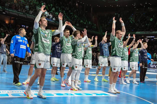 18 12 2025, xlakx, Handball DHB Pokal 1 4 Final, Fuechse Berlin THW Kiel f l Mathias Gidsel Fuechse Berlin , Nejc Cehte Fuechse Berlin , Nils Lichtlein Fuechse Berlin , Max Darj Fuechse Berlin celebrating the victory Berlin