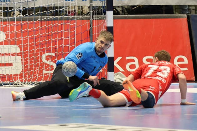 GER, 1 DHB Pokal, Quarterfinal, Bergischer HC vs MT Melsungen, 18 12 2025, Unihalle, Wuppertal, GER, 1 DHB Pokal, Quarterfinal, Bergischer HC vs MT Melsungen, , in the picture Christopher Rudeck goalkeeper BHC 1 , holds again a ball from Timo Kastening MT Melsungen 73 , nordphotoxGmBHx xMeuter nph00351