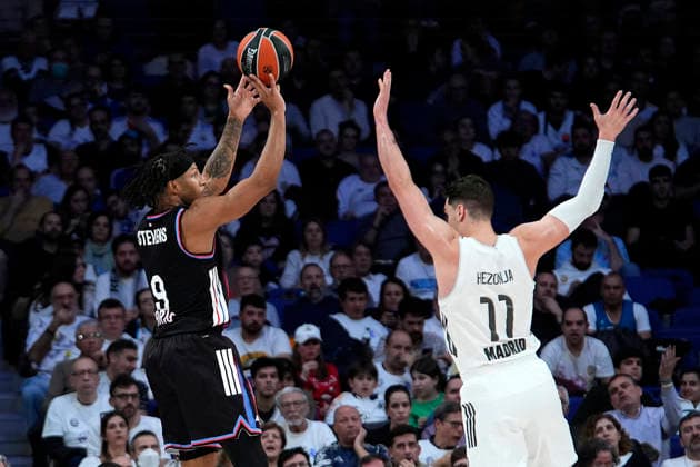 REAL MADRID v PARIS BASKETBALL. EUROLEAGUE 2025 2026. REGULAR SEASON. ROUND 17. Real Madrid s Mario Hezonja (r) and Paris Basketball s Lamar Stevens during Euroleague Regular Season Round 17 match. December 18, 2025. (ALTERPHOTOS Acero) MadridSpain  Copyright: xAcerox