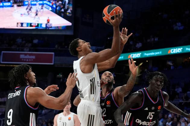 REAL MADRID v PARIS BASKETBALL. EUROLEAGUE 2025 2026. REGULAR SEASON. ROUND 17. Real Madrid s Theo Maledon (c) and Paris Basketball s Lamar Stevens, Amath M Baye and Mouhamed Faye during Euroleague Regular Season Round 17 match. December 18, 2025. (ALTERPHOTOS Acero) MadridSpain  Copyright: xAcerox