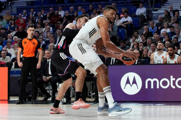 Real Madrid s Walter Tavares (r) and Paris Basketball s Leopold Cavaliere during Euroleague Regular Season Round 17 match. December 18, 2025. (20251218176)