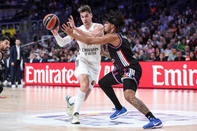 December 18, 2025, Madrid, Madrid, SPAIN: Mario Hezonja of Real Madrid and Lamar Stevens of Paris in action during the Turkish Airlines EuroLeague Regular Season Round 17 match between Real Madrid and Paris at Movistar Arena on December 18, 2025 in Madrid, Spain. Madrid SPAIN - ZUMAa181 20251218_zaa_a181_095 Copyright: xIrinaxR.xHipolitox