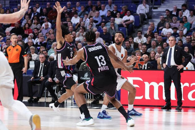 December 18, 2025, Madrid, Madrid, SPAIN: Jared Rhoden of Paris, Trey Lyles of Real Madrid and Allan Dokossi of Paris in action during the Turkish Airlines EuroLeague Regular Season Round 17 match between Real Madrid and Paris at Movistar Arena on December 18, 2025 in Madrid, Spain. Madrid SPAIN - ZUMAa181 20251218_zaa_a181_096 Copyright: xIrinaxR.xHipolitox