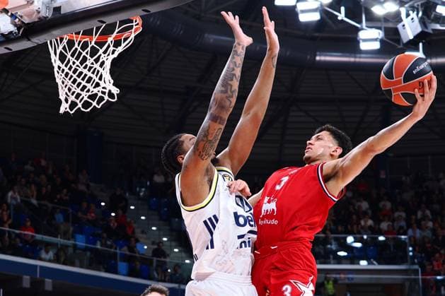 Quinn Ellis (EA7 Emporio Armani Olimpia Milano) during EA7 Emporio Armani Milano vs Fenerbahce Istanbul, Basketball Euroleague match in Assago (MI), Italy, December 18 2025  Copyright: xSavinoxPaolella IPAxSportx xipa-agency.netx xx IPA_69293034 IPA_Agency_IPA69293034