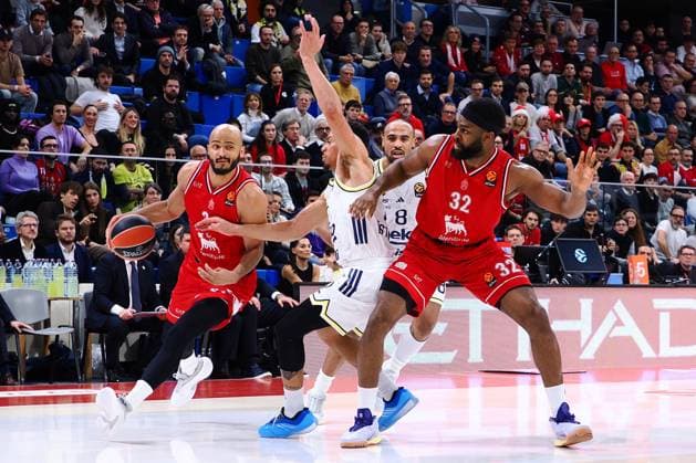 Shavon Shields (EA7 Emporio Armani Olimpia Milano) during EA7 Emporio Armani Milano vs Fenerbahce Istanbul, Basketball Euroleague match in Assago (MI), Italy, December 18 2025  Copyright: xSavinoxPaolella IPAxSportx xipa-agency.netx xx IPA_69293103 IPA_Agency_IPA69293103