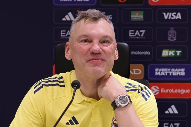 Sar?nas Jasikevi?ius, head coach (Fenerbahce Beko Istanbul) during EA7 Emporio Armani Milano vs Fenerbahce Istanbul, Basketball Euroleague match in Assago (MI), Italy, December 18 2025  Copyright: xSavinoxPaolella IPAxSportx xipa-agency.netx xx IPA_69293371 IPA_Agency_IPA69293371