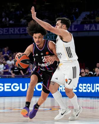 REAL MADRID v PARIS BASKETBALL. EUROLEAGUE 2025 2026. REGULAR SEASON. ROUND 17. Real Madrid s Facundo Campazzo (r) and Paris Basketball s Nadir Hifi during Euroleague Regular Season Round 17 match. December 18, 2025. (ALTERPHOTOS Acero) MadridSpain  Copyright: xAcerox