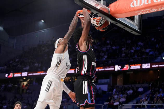 REAL MADRID v PARIS BASKETBALL. EUROLEAGUE 2025 2026. REGULAR SEASON. ROUND 17. Real Madrid s Chuma Okeke (l) and Paris Basketball s Jared Rhoden during Euroleague Regular Season Round 17 match. December 18, 2025. (ALTERPHOTOS Acero) MadridSpain  Copyright: xAcerox