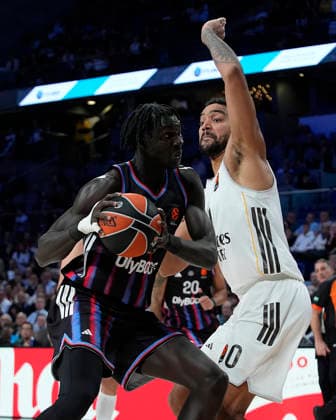 REAL MADRID v PARIS BASKETBALL. EUROLEAGUE 2025 2026. REGULAR SEASON. ROUND 17. Real Madrid s Try Lyles (r) and Paris Basketball s Mouhamed Faye during Euroleague Regular Season Round 17 match. December 18, 2025. (ALTERPHOTOS Acero) MadridSpain  Copyright: xAcerox