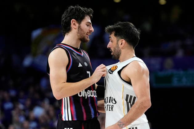 REAL MADRID v PARIS BASKETBALL. EUROLEAGUE 2025 2026. REGULAR SEASON. ROUND 17. Real Madrid s Facundo Campazzo (r) and Paris Basketball s Sebastian Herrera during Euroleague Regular Season Round 17 match. December 18, 2025. (ALTERPHOTOS Acero) MadridSpain  Copyright: xAcerox