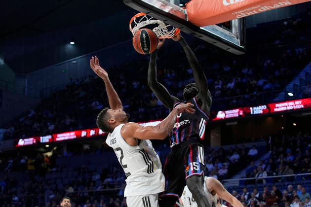 Real Madrid s Walter Tavares (l) and Paris Basketball™s Mouhamed Faye during Euroleague Regular Season Round 17 match. December 18, 2025. (20251218251)