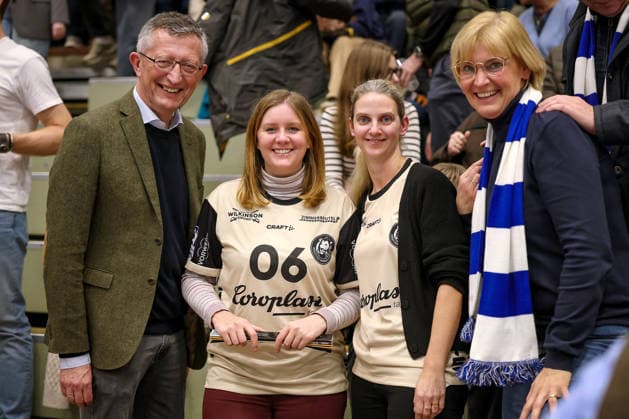 18 12 2025, Handball, Quarter-finals DHB Cup, Bergischer HC MT Melsungen, Unihalle Wuppertal Matthias Nocke CDU, Miriam Scherff SPD, 2 v l North Rhine-Westphalia Germany