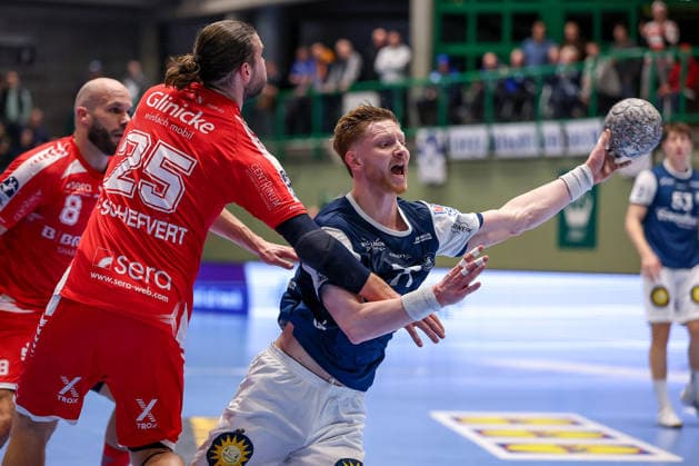 18 12 2025, Handball, Quarter-final DHB Cup, Bergischer HC MT Melsungen, Unihalle Wuppertal Olle Forsell Schefvert Melsungen 25 in a duel against Johannes Wasielewski BHC 77 North Rhine-Westphalia Germany