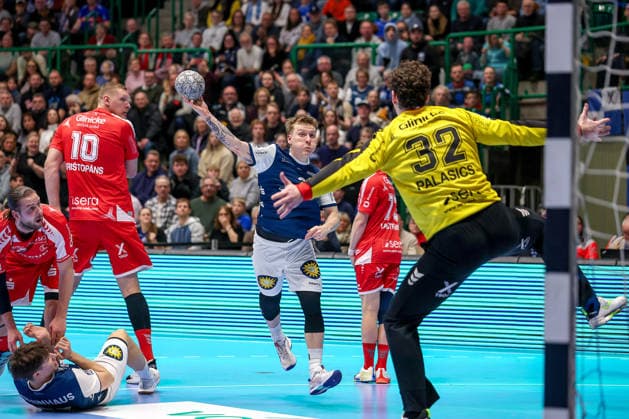 18 12 2025, Handball, Quarter-final DHB Cup, Bergischer HC MT Melsungen, Unihalle Wuppertal Noah Beyer BHC 02 throws at goalkeeper Kristof Palasics goal Melsungen 32 North Rhine-Westphalia Germany