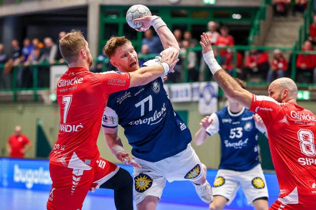18 12 2025, Handball, Quarter-final DHB Cup, Bergischer HC MT Melsungen, Unihalle Wuppertal David Mandic Melsungen 07 and Adrian Sipos Melsungen 08 in a duel against Johannes Wasielewski BHC 77 North Rhine-Westphalia Germany