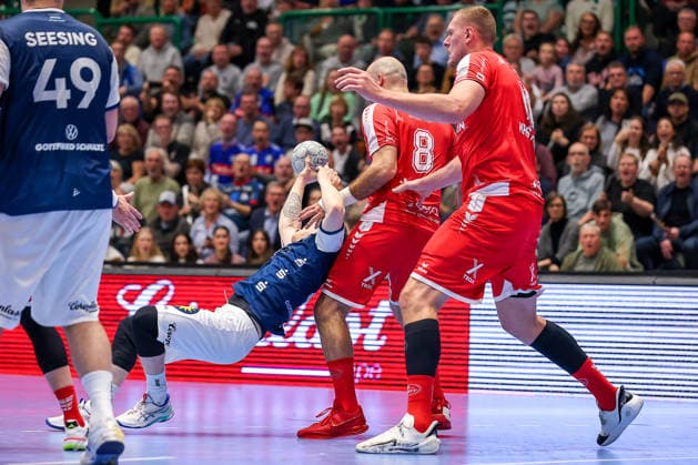 18 12 2025, Handball, Quarter-final DHB Cup, Bergischer HC MT Melsungen, Unihalle Wuppertal Noah Beyer BHC 02 is pulled to the ground by Adrian Sipos Melsungen 08 Foul play Foul Red card North Rhine-Westphalia Germany