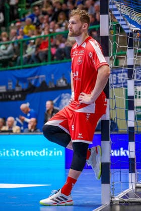 18 12 2025, Handball, Quarter-final DHB Cup, Bergischer HC MT Melsungen, Unihalle Wuppertal David Mandic Melsungen 07 stands disappointed leaning against the goal North Rhine-Westphalia Germany