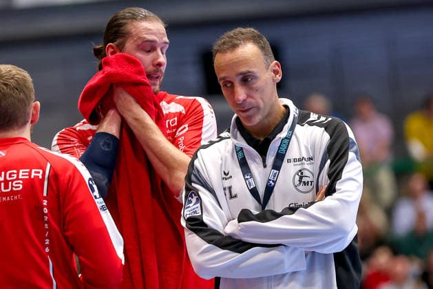 18 12 2025, Handball, Quarter-final DHB Cup, Bergischer HC MT Melsungen, Unihalle Wuppertal Roberto Garcia Parrondo Melsungen B Disappointed on the sidelines North Rhine-Westphalia Germany