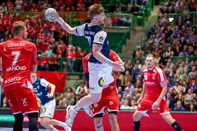 18 12 2025, Handball, Quarter-final DHB Cup, Bergischer HC MT Melsungen, Unihalle Wuppertal Johannes Wasielewski BHC 77 throws on goal North Rhine-Westphalia Germany