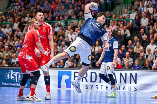 18 12 2025, Handball, Quarter-final DHB Cup, Bergischer HC MT Melsungen, Unihalle Wuppertal Aron Seesing BHC 49 throws on goal North Rhine-Westphalia Germany