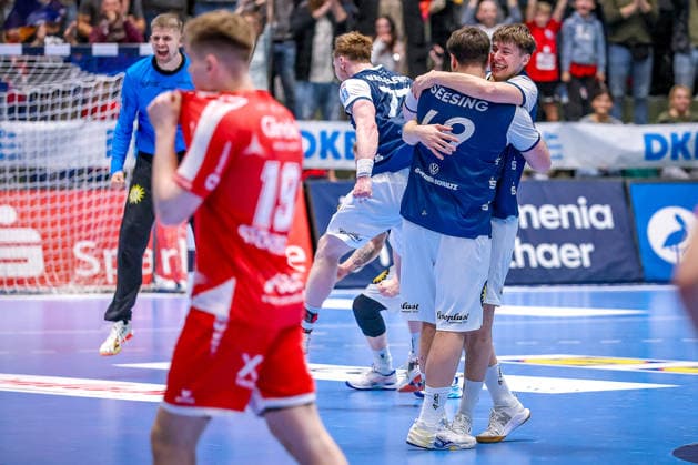 18 12 2025, Handball, Quarter-final DHB Pokal, Bergischer HC MT Melsungen, Unihalle Wuppertal BHC celebrates the 30 23 victory against Melsungen and is happy about the entry into the Final4 semi-final in Cologne Aron Seesing BHC 49 and Soeren Steinhaus BHC 53 are in each others arms next to Reynir Stefansson Melsungen 19 and Florian Drosten Melsungen 18 Disappointed North Rhine-Westphalia Germany