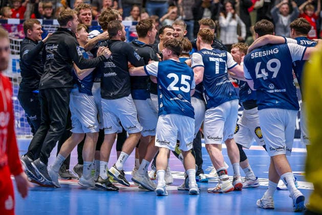 18 12 2025, Handball, Quarterfinal DHB Cup, Bergischer HC MT Melsungen, Unihalle Wuppertal The BHC celebrates the 30 23 victory against Melsungen and is happy about the entry into the Final4 semi-final in Cologne North Rhine-Westphalia Germany
