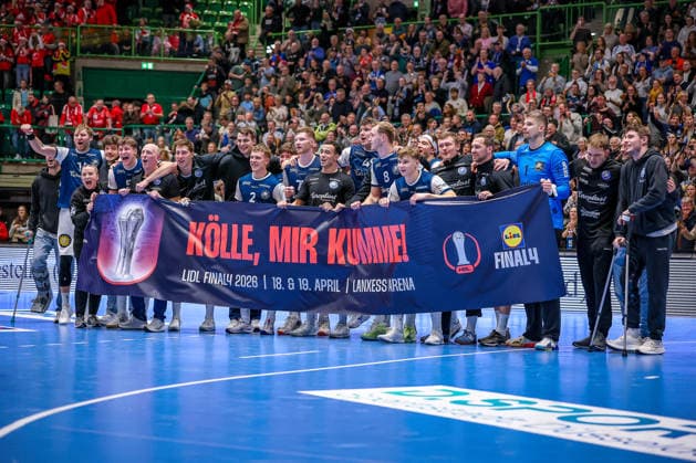 18 12 2025, Handball, Quarterfinal DHB Cup, Bergischer HC MT Melsungen, Unihalle Wuppertal The BHC celebrates the 30 23 victory against Melsungen and is happy about the entry into the Final4 semi-final in Cologne Banner lettering Kölle Mir Kumme Nordrhein Westfalen Germany