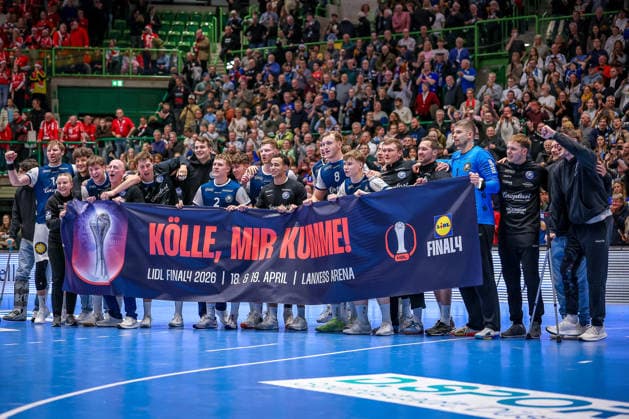 18 12 2025, Handball, Quarterfinal DHB Cup, Bergischer HC MT Melsungen, Unihalle Wuppertal The BHC celebrates the 30 23 victory against Melsungen and is happy about the entry into the Final4 semi-final in Cologne Banner lettering Kölle Mir Kumme Nordrhein Westfalen Germany