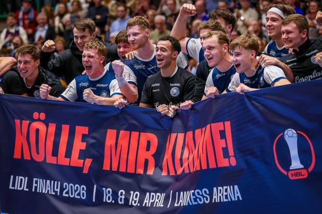 18 12 2025, Handball, Quarterfinal DHB Cup, Bergischer HC MT Melsungen, Unihalle Wuppertal The BHC celebrates the 30 23 victory against Melsungen and is happy about the entry into the Final4 semi-final in Cologne Banner lettering Kölle Mir Kumme Nordrhein Westfalen Germany
