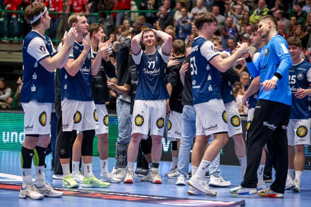 18 12 2025, Handball, Quarter-final DHB Cup, Bergischer HC MT Melsungen, Unihalle Wuppertal The BHC celebrates the 30 23 victory against Melsungen and is delighted to have reached the Final4 semi-final in Cologne Johannes Wasielewski BHC 77 beats his hands over his head North Rhine-Westphalia Germany