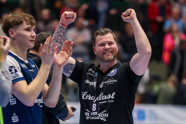 18 12 2025, Handball, Quarterfinals DHB Cup, Bergischer HC MT Melsungen, Unihalle Wuppertal The BHC celebrates the 30 23 victory against Melsungen and is happy about the entry into the Final4 semi-final in Cologne Head coach Arnor Gunnarsson BHC hc jubilant North Rhine-Westphalia Germany