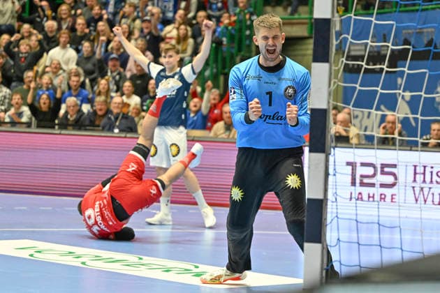 GER, 1 DHB Pokal, Quarterfinal, Bergischer HC vs MT Melsungen, 18 12 2025, Unihalle, Wuppertal, GER, 1 DHB Pokal, Quarterfinal, Bergischer HC vs MT Melsungen, , in the picture Christopher Rudeck goalkeeper BHC 1 , is happy about another saved ball at the 7 meter from Florian Drosten MT Melsungen 18 , nordphotoxGmBHx xMeuter nph00351