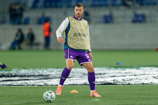 Edin Dzeko (9 Fiorentina) during warm-up before the UEFA Conference League match between Lausanne and Fiorentina at Stade de la Tuiliere in Lausanne, Switzerland  Copyright: xGiuseppexVelletrix xSPPx Sportspressphoto_SPR75036
