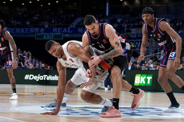 December 18, 2025, Madrid, Madrid, Spain: WALTER TAVARES of Real Madrid CF fighting for a ball during the Turkish Airlines EuroLeague 2025 2026 season game between REAL MADRID Vs of PARIS BASKETBALL at the Movistar Arena on December 18, 2025, in Madrid, Spain. Madrid Spain - ZUMAc312 20251218_zsp_c312_037 Copyright: xOscarxManuelxSanchezx