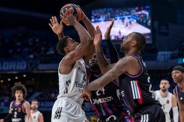 December 18, 2025, Madrid, Madrid, Spain: THEO MALEDON of Real Madrid CF drives to the basket during the Turkish Airlines EuroLeague 2025 2026 season game between REAL MADRID Vs of PARIS BASKETBALL at the Movistar Arena on December 18, 2025, in Madrid, Spain. Madrid Spain - ZUMAc312 20251218_zsp_c312_122 Copyright: xOscarxManuelxSanchezx