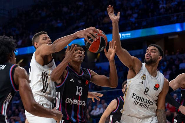 December 18, 2025, Madrid, Madrid, Spain: WALTER TAVARES of Real Madrid CF, TREY LILES of Real Madrid CF and ALLAN DOKOSSI of Paris Basketball fighting for a ball during the Turkish Airlines EuroLeague 2025 2026 season game between REAL MADRID Vs of PARIS BASKETBALL at the Movistar Arena on December 18, 2025, in Madrid, Spain. Madrid Spain - ZUMAc312 20251218_zsp_c312_146 Copyright: xOscarxManuelxSanchezx