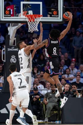 December 18, 2025, Madrid, Madrid, Spain: JARED RHODEN of Paris Basketball dunk the ball in the face of WALTER TAVARES of Real Madrid CF during the Turkish Airlines EuroLeague 2025 2026 season game between REAL MADRID Vs of PARIS BASKETBALL at the Movistar Arena on December 18, 2025, in Madrid, Spain. Madrid Spain - ZUMAc312 20251218_zsp_c312_164 Copyright: xOscarxManuelxSanchezx