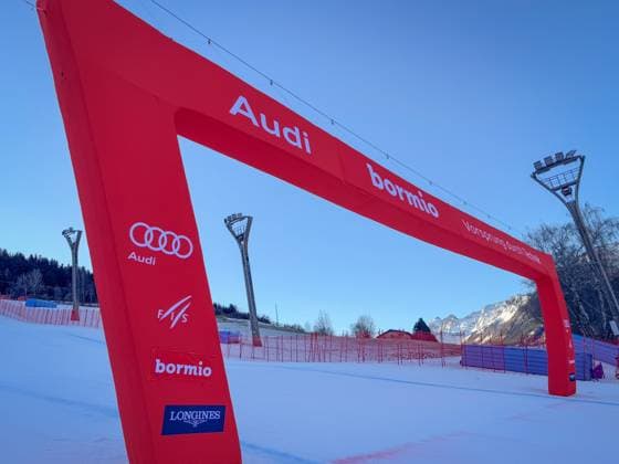 Zielbogen der Skiweltcup-Piste Pista Stelvio in Bormio, Italien Bormio, Italy - December 27, 2024: Finish arch of Ski World Cup Slope Pista Stelvio in Bormio against blue sky (License=RM) 24374598 Copyright: xZoonar.com FabianxMesebergx 24374598
